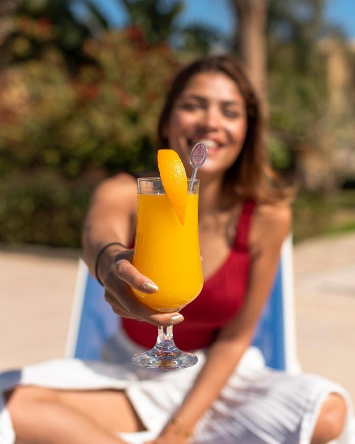 Hotel Grand Ocean El Sokhna Ain Suchna Exterior foto A woman holding a mango lassi