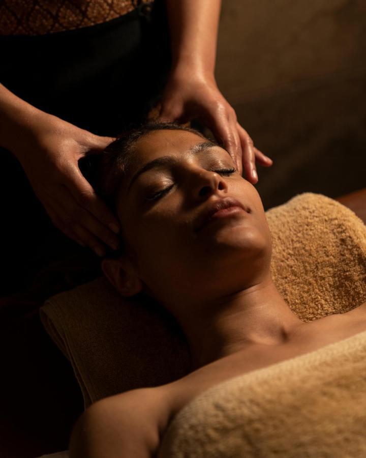 Hotel Grand Ocean El Sokhna Ain Suchna Exterior foto A woman receiving a facial massage