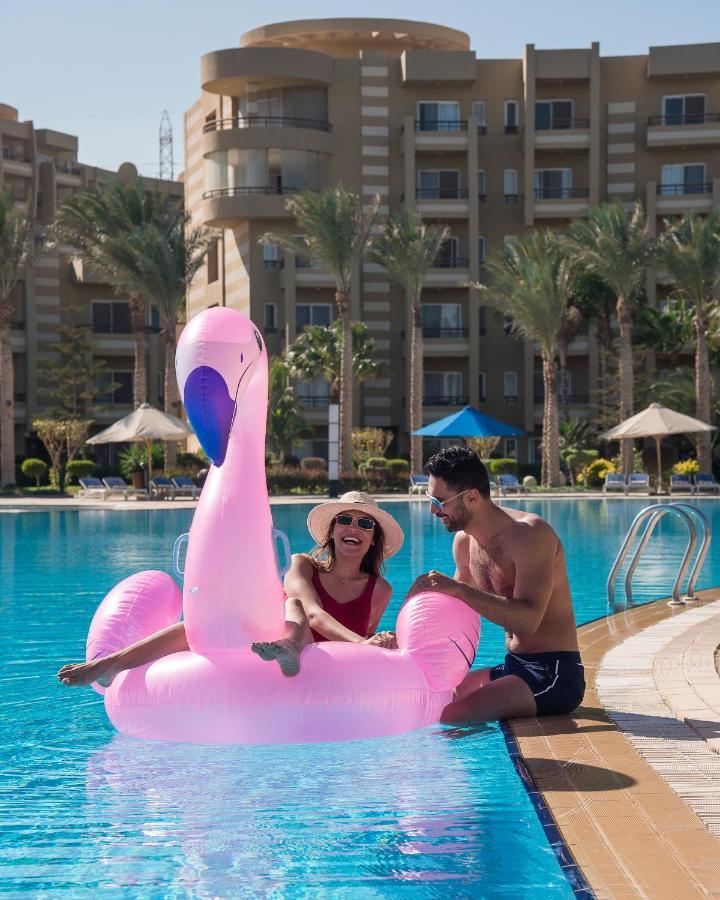 Hotel Grand Ocean El Sokhna Ain Suchna Exterior foto A couple on a pink flamingo float