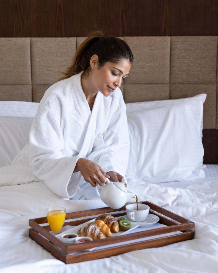 Hotel Grand Ocean El Sokhna Ain Suchna Exterior foto A woman wearing a bathrobe