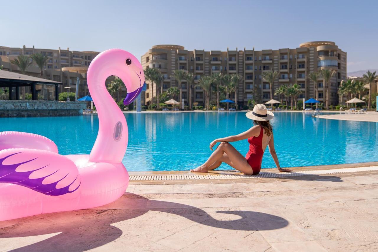 Hotel Grand Ocean El Sokhna Ain Suchna Exterior foto A woman sunbathing at a pool
