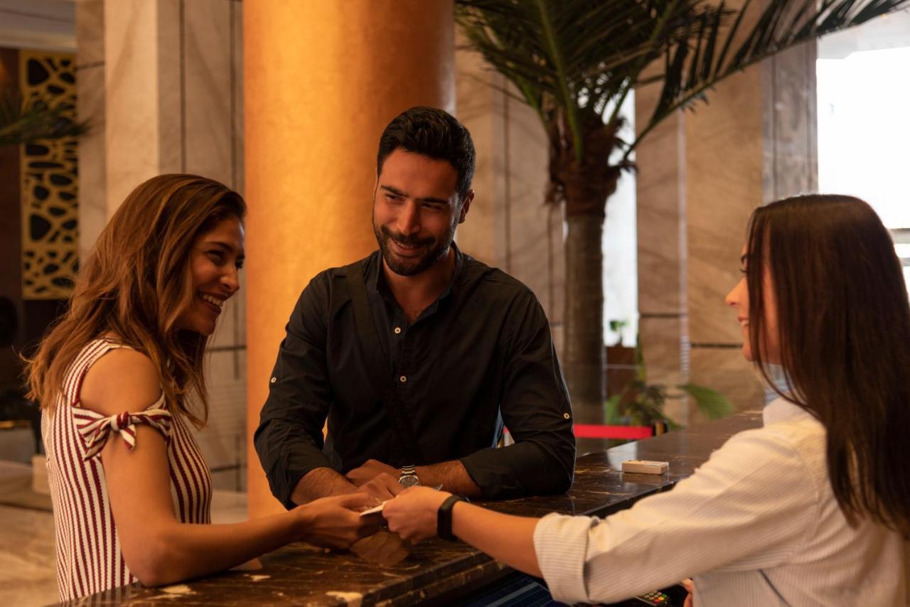 Hotel Grand Ocean El Sokhna Ain Suchna Exterior foto A hotel manager greeting guests