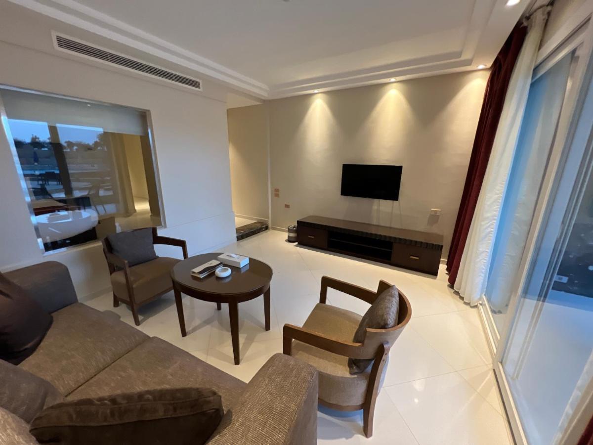 Hotel Grand Ocean El Sokhna Ain Suchna Exterior foto A living room in a suite at the Ritz-Carlton, DIFC, Dubai