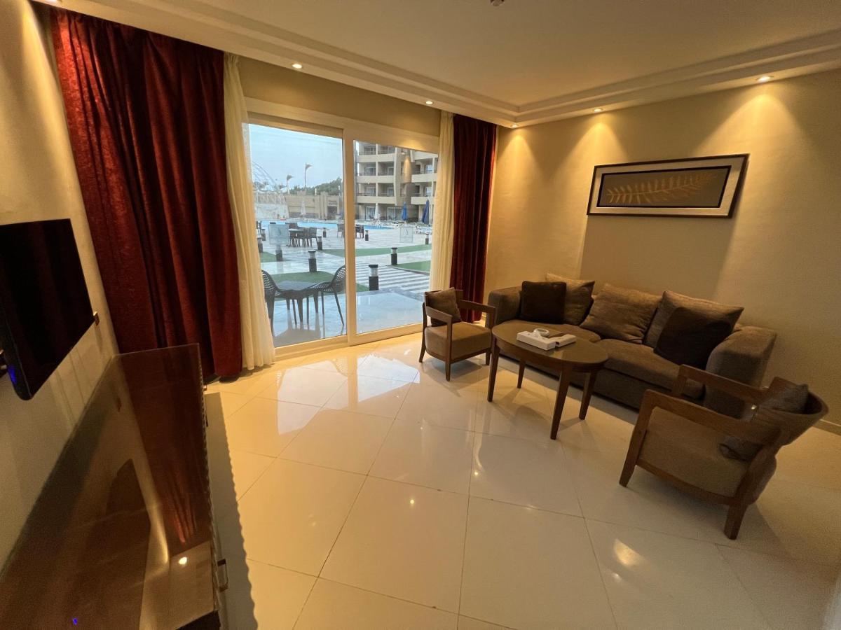 Hotel Grand Ocean El Sokhna Ain Suchna Exterior foto A living room in a hotel suite