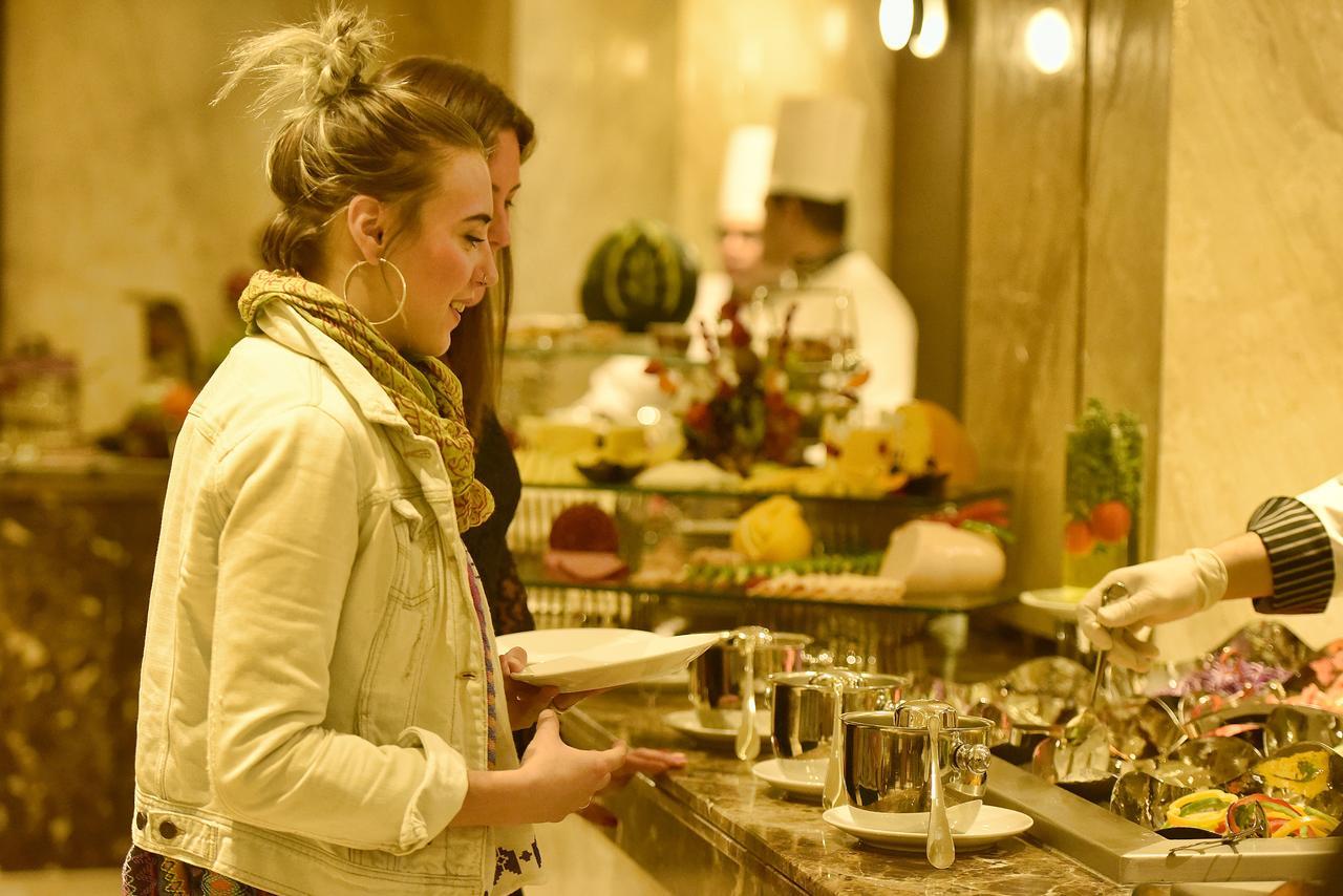 Hotel Grand Ocean El Sokhna Ain Suchna Exterior foto A woman selecting food from a buffet