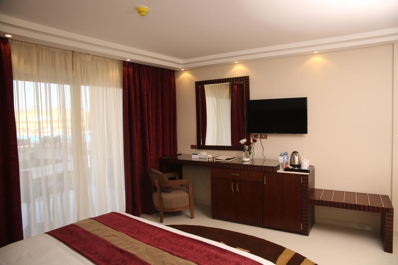 Hotel Grand Ocean El Sokhna Ain Suchna Exterior foto A room at the hotel